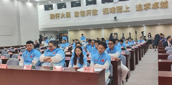 #815名中国健儿出征名古屋亚运会# ​ 

9月4日上午，第20届亚运会中国体育代表团成立动员大会在北京举行。

名古屋亚运会中国代表团共1274人，其中运动员815人，男运动员411人，女运动员404 人，运动员平均年龄24岁。 ​​​​