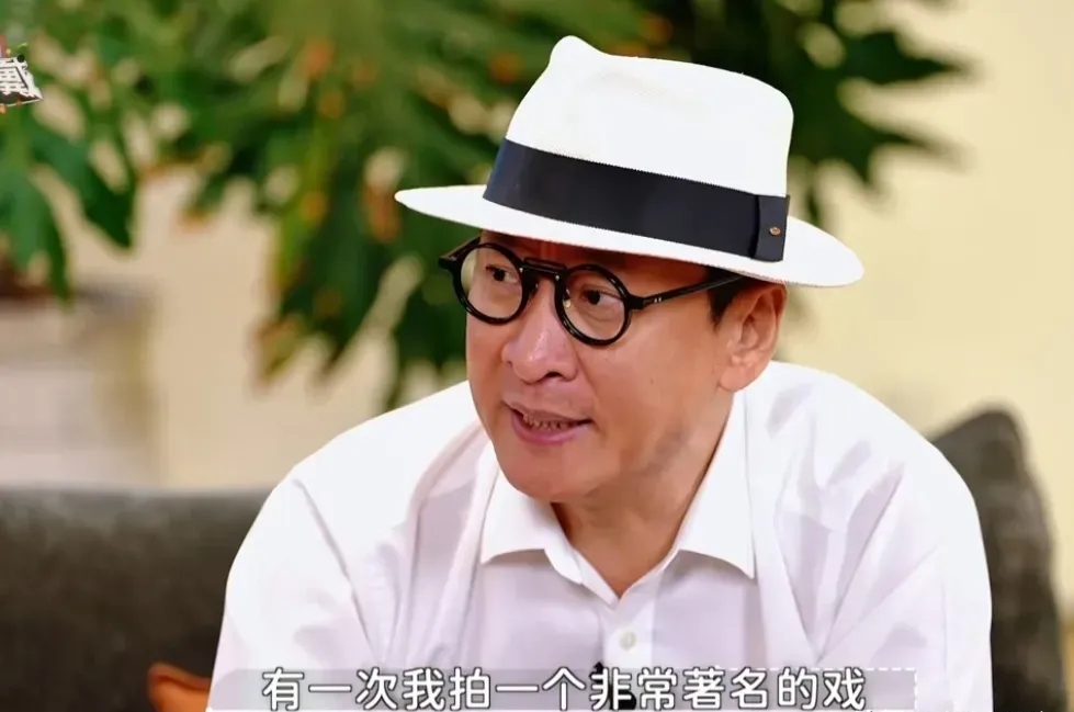 周杰分享的一段剧组往事，听完挺感慨的。
 
他说早年拍一部大戏，组里有位老前辈，在他小时候就已经红遍全国。可当时剧组里的年轻工作人员，压根不认识这位前辈。
收工之后，没人主动搭把手拆头套、卸妆发，前辈只能自己搬凳子，抱着一堆妆造用品，默默收拾。
周杰看着心里很不是滋味，当即安排自己的助理上前帮忙。