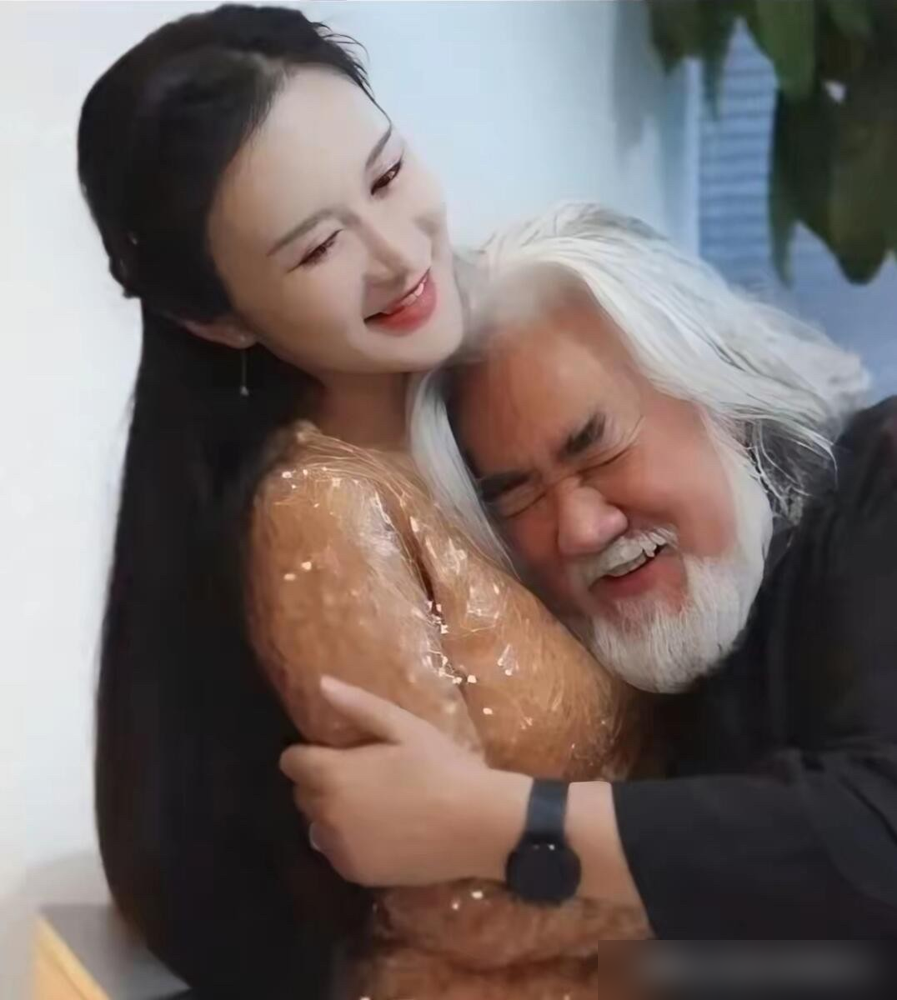 44岁杜星霖直播被问张纪中没钱没名你还嫁吗，她没绕弯子，直接撂了一句：没钱没地位，当初不会嫁。
这话一出口，直播间瞬间炸了。以前两人还避讳，现在索性摊开说。更绝的是，9月5号那场，她主导节奏宣布继续备孕，75岁张纪中坐旁边基本不吭声，全程低头。
网友吵成两派，一派说这就是明码标价的交易，图名图利