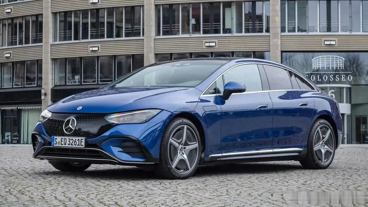 外媒消息：EQE轿车、AMG S63 E性能版、迈巴赫EQS 680 SUV等车型明年停产。奔驰收缩高端纯电阵容，资源向新平台集中。
#奔驰##奔驰eqe# ​