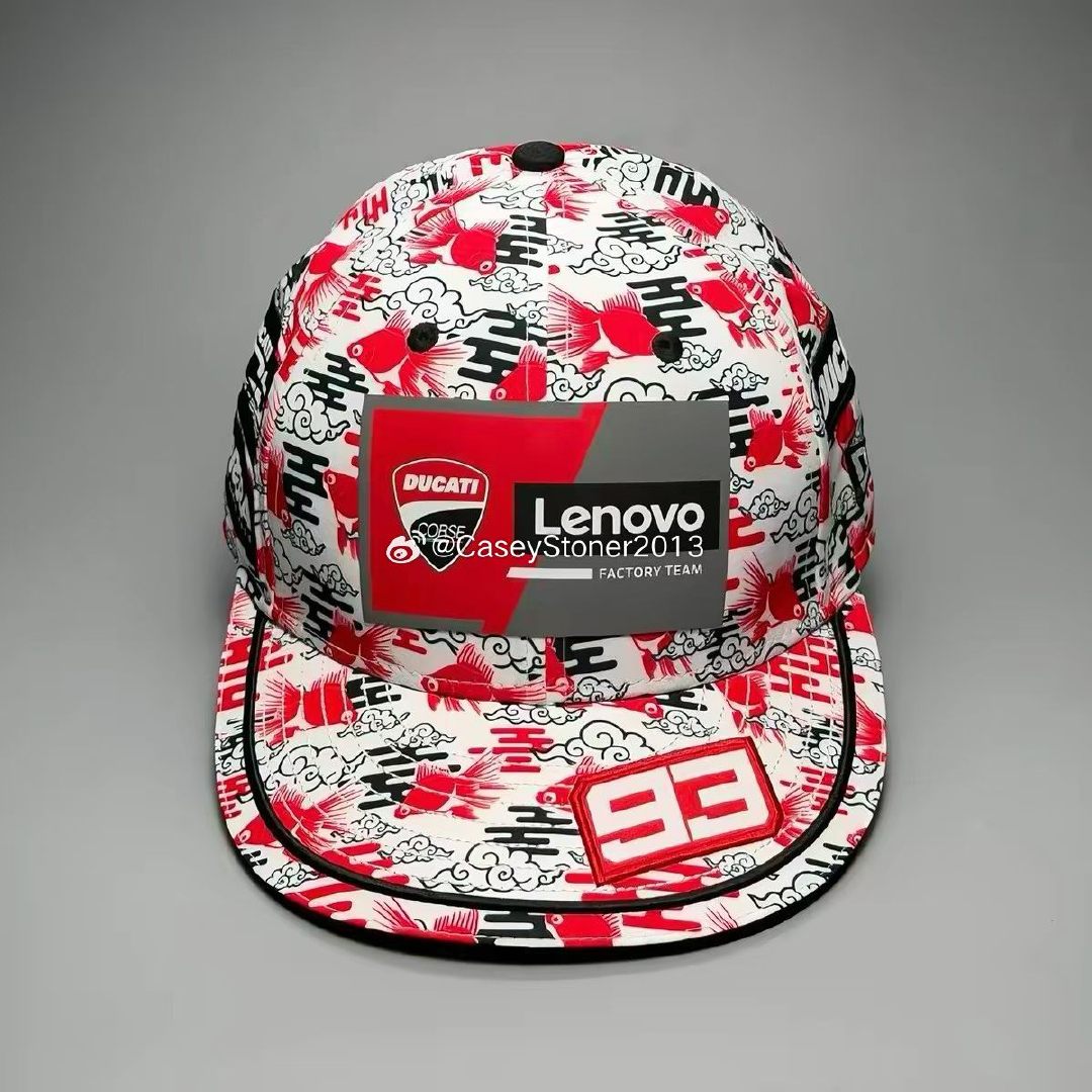 #MotoGP[超话]# 
MotoGP日本大奖赛 🇯🇵 杜卡迪厂队特别涂装鸭舌帽🧢
Marc Marquez
#MotoGP##2026MotoGP日本大奖赛# ​