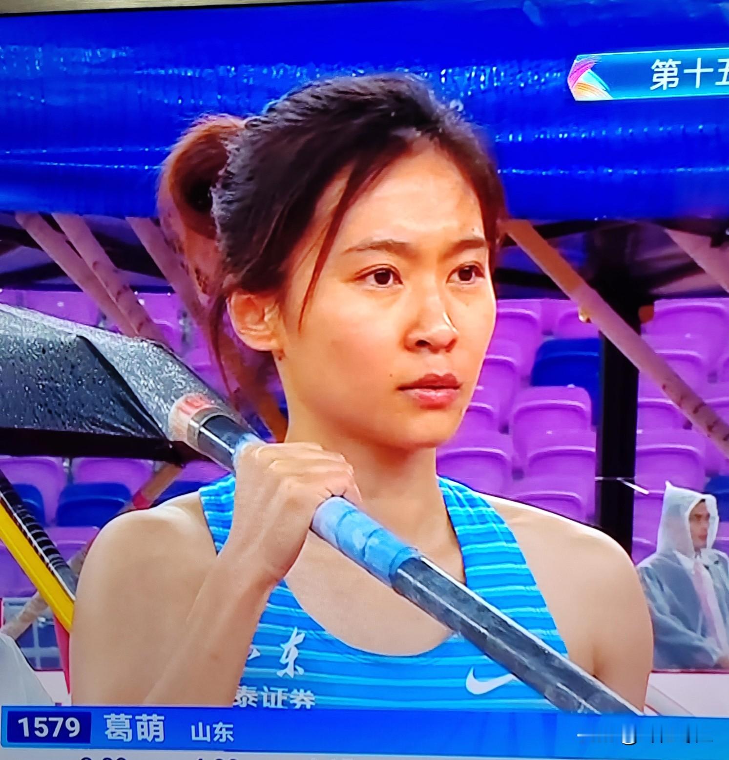 今天看全运会撑杆跳比赛，发现一位小美女———脸型、眉眼、鼻子，嘴巴，头...