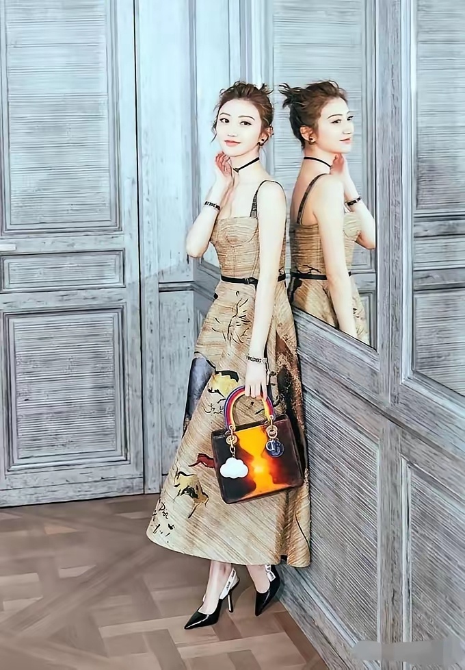 芭比娃娃杨颖和富贵花景甜同框，杨颖肉眼可见的输给了景甜。可见景甜不是一般的漂亮哦，妥妥的合影杀啊。谁和景甜合照都会被景甜秒杀的！
​说实话，杨颖也是顶级美女，可她还是输给了景甜。也难怪啊，看看人家景甜那皮肤白的发光，妥妥的肤如凝脂面若桃花的。
​而且，小脸蛋比杨颖小了一圈，五官精致 ​