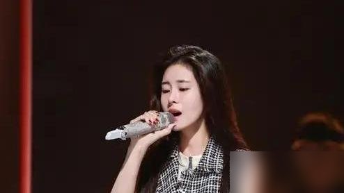 张碧晨又输了，这次是在《歌手2026》突围赛上，唱完《如果声音不记得》，得票率28.05%挤进第二轮，转头终极竞演直接垫底出局。
她赛后自己说，挫败，焦虑，心态崩了。你很难把这个人和当年那个瞒着华晨宇、一个人飞国外把孩子生下来的狠角色对上号。
但事实就是这么摆着。2021年她公开承认，孩子生了，