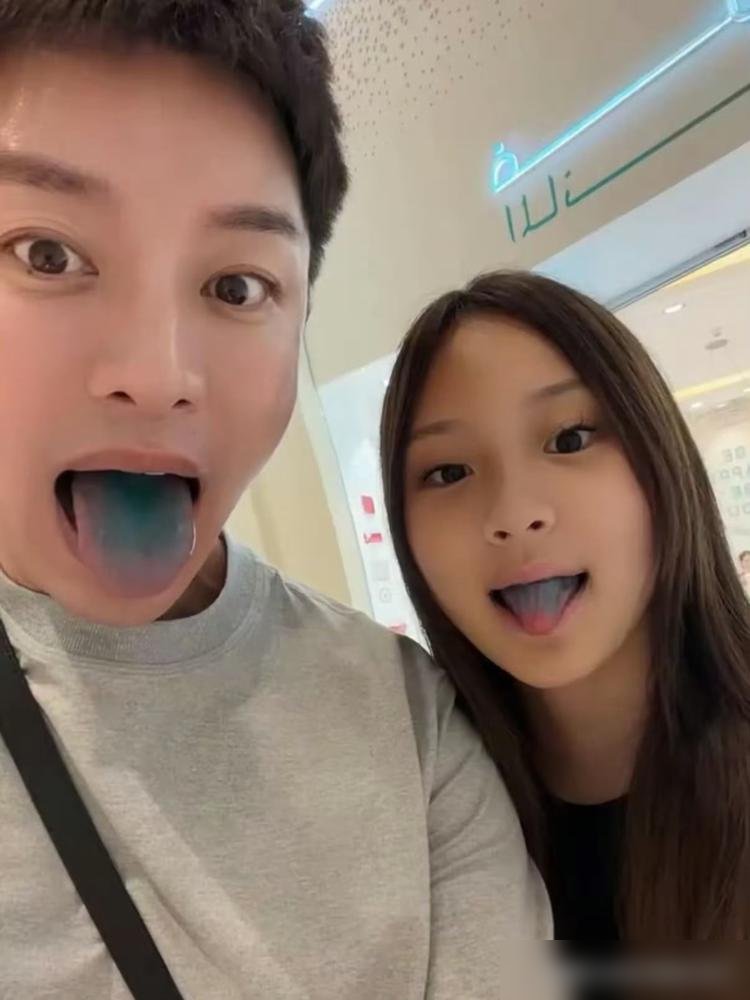 贾乃亮把女儿捂得严严实实，只给看个后脑勺，反而火了。
14岁甜馨个头快追上他了，逛迪拜塔、钻水族馆、打射击，全程没一张正脸照。父女俩互动倒是自然，一个递水一个擦汗，没摆拍痕迹。
离婚这些年，他不晒娃博同情，也不靠前妻那点事带节奏。自己直播里直说无戏可拍，转头就把带货干到头部，一场下来嗓子都是哑的