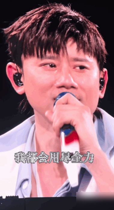 张杰在深圳大运中心哭了，评论区却骂声一片。
10月17日那场，三十多首歌连唱带跳，他是总导演，中场就换个衣服，嗓子顶到极限了。换别人早划水了，多说几句闲话，挑两首轻松的糊弄过去。
他没这么干。
我知道你们最开始喜欢我不是因为讲话，是因为每一首歌。说完这句，他哽咽了。台下俩女儿还在乱跑，他看了一