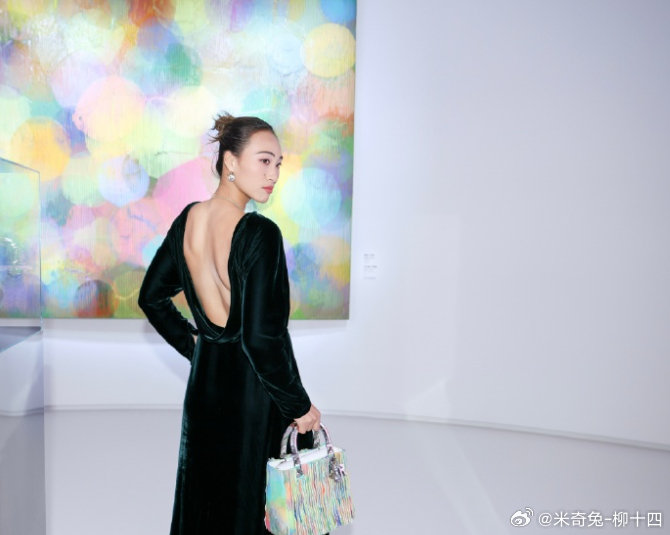 #冠军荣光与Dior雅致共鸣#  中网赛场，郑钦文摘得桂冠！全力挥拍、逆境相持，赛场上的她果敢锐利，用一场胜利诠释竞技体育永不言弃、全力以赴的拼搏精神。
夺冠之后，她身着一袭白裙亮相，灵动又从容。赛场上是奋力攻坚的斗士，赛场下是自带雅致气质的女性，力量与优雅在她身上完美共生。作为Dior全球品牌大使，郑钦文这份刚柔并济的气质，恰好与品牌精神不谋而合。既有直面挑战的强大内核，亦有自在舒展的优雅风骨，不被标签定义，绽放独属于自己的光芒