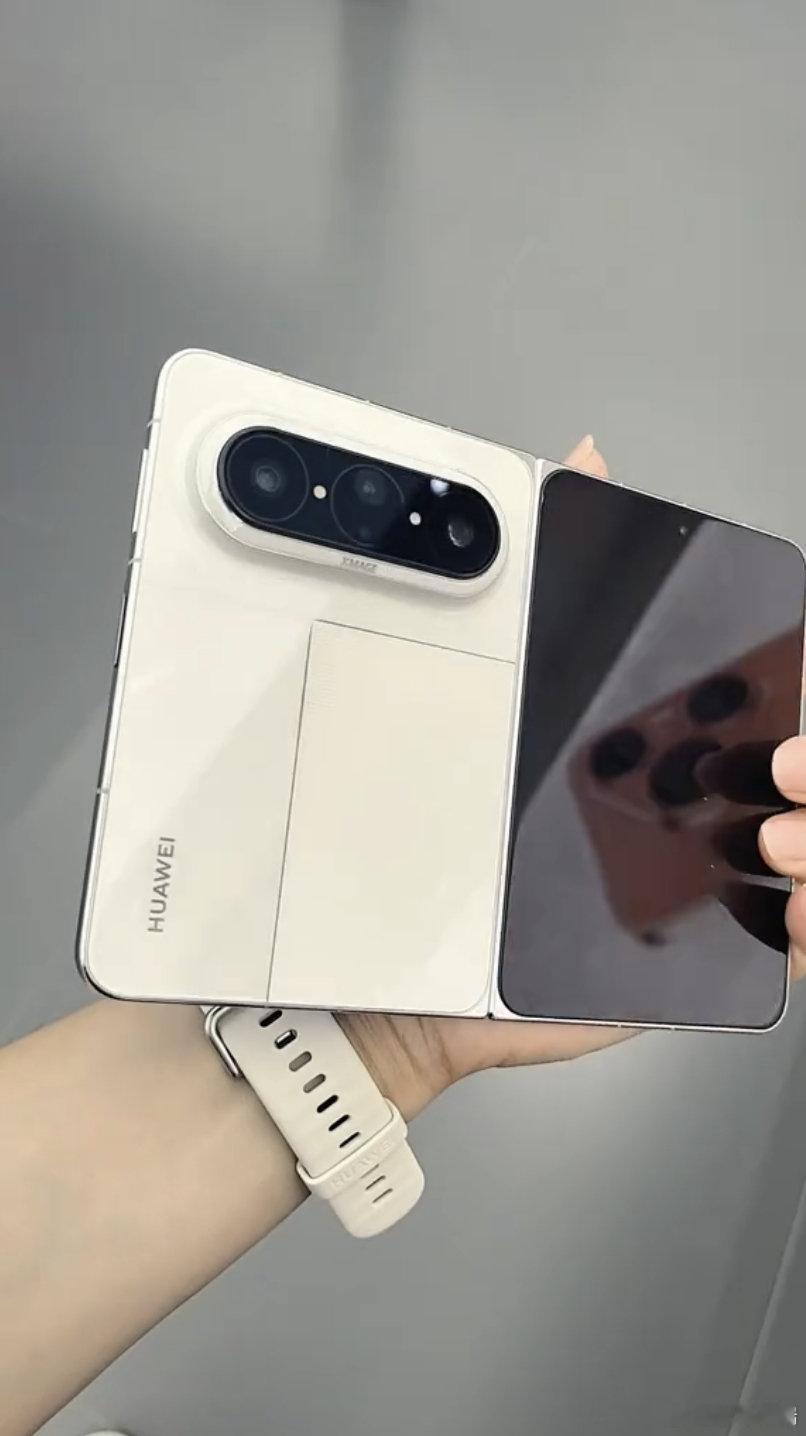 #博主实测iPhoneDuo华为大阔折适配对比#从这次真机对比能学到一个选购小技巧，挑折叠手机一定要重点实测常用App，别单单被大屏外观吸引，软件适配到位，这块折叠屏幕才算真正物尽其用#iPhoneDuo华为大阔折适配对比# ​