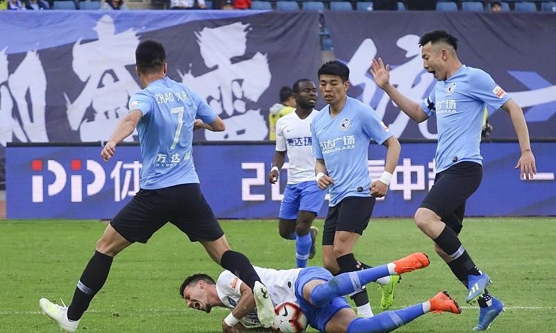 大连3比1赢了，但冠军还是别人说了算
今夜大连毫无退路：取胜留存冠军悬念，无法拿分将直接目送成都登顶捧杯。
10月17日晚，梭鱼湾，大连英博3比1拿下深圳新鹏城。斯坦丘、罗竞、阿奇姆彭各进一球。球票赛前售罄，散票最低100块，最高680块。大连近6个主场5胜1平，这场该拿的分拿到了。但冠军奖杯大概率