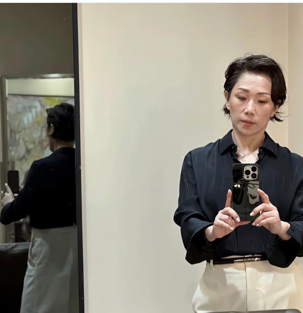 很多人一边在镜头前拼了命地打针拉皮装嫩，一边看着60岁的林忆莲素面朝天走在街头，心里不知该有多慌。
一身黑衬衣，利落的短发，没开十级美颜，更没有那些充气感十足的苹果肌。就那么普普通通地站着，神态松弛得像个刚散步回来的邻居。
很多人看完直呼“神仙状态”，可这哪是什么冻龄玄学？
娱乐圈里多少女星过
