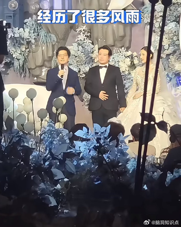 #李健在朋友婚礼上的发言#同样是为好友婚礼致辞，毛不易聊了二十多年同窗往事，被说成没情商；李健这边从2009年同时入职唱片公司讲到南非第一次出国，夸新娘“养30多只猫是有责任感”，最后把祝福落到“愿你们属于一路风和日丽、不必经历考验的那一种”。差距不在情谊深浅，在表达的分寸和结构。清华的 ​