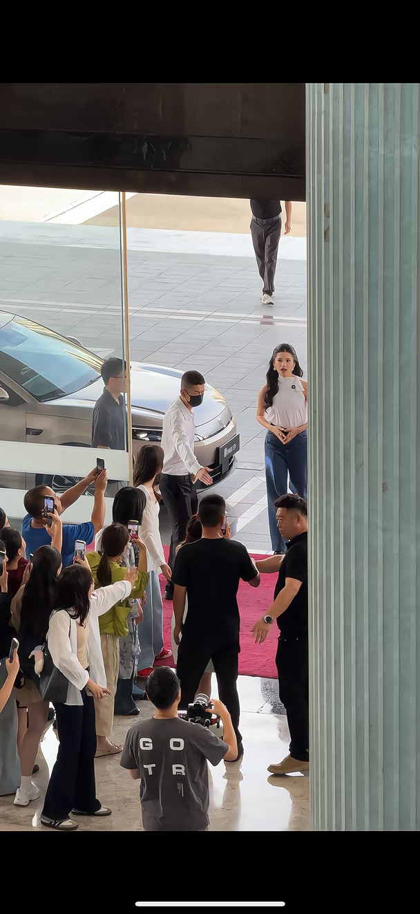 95后实力小花张婧仪现身深圳比亚迪
