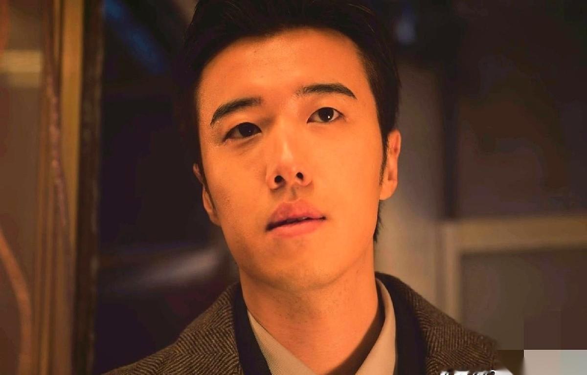 电视剧《余红旧事》大结局的落幕，抛出了全剧最狠的一个名场面。
老旧小区拆迁的挖掘机刚停，工人们撬开废弃房屋角落里的旧冰柜，里面赫然躺着东哥发青的尸体。
现场散落的刀具、带血的烟灰缸、还有一张边缘发黄的名片，清清楚楚地把作案嫌疑全推到了另一个人身上——三眼郝鹏。
警方甚至连案情报告都快理顺了。可这个连