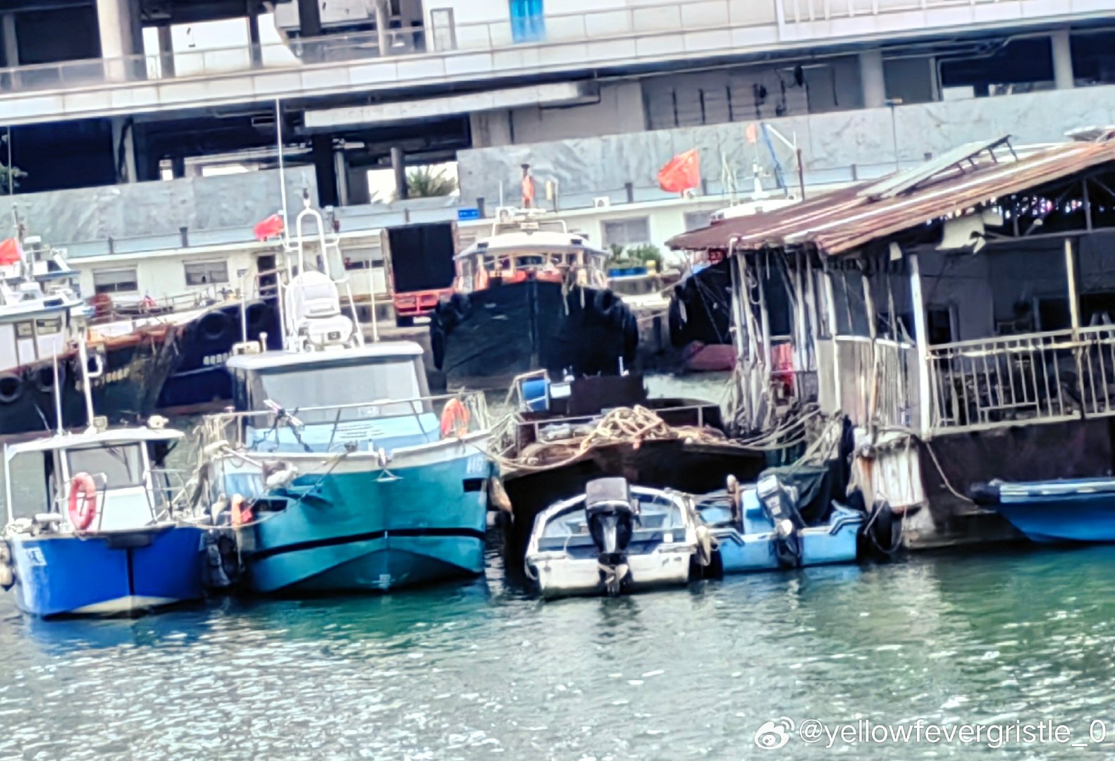 深圳的疍民，粗分两大派别——
一是，西部疍家，蛇口半岛+宝安区沿海
以粤语为主，夹杂闽语

二是，东部疍家，大鹏半岛+盐田区沿海
以闽语客语为主，零星也有粤语渔民  ​