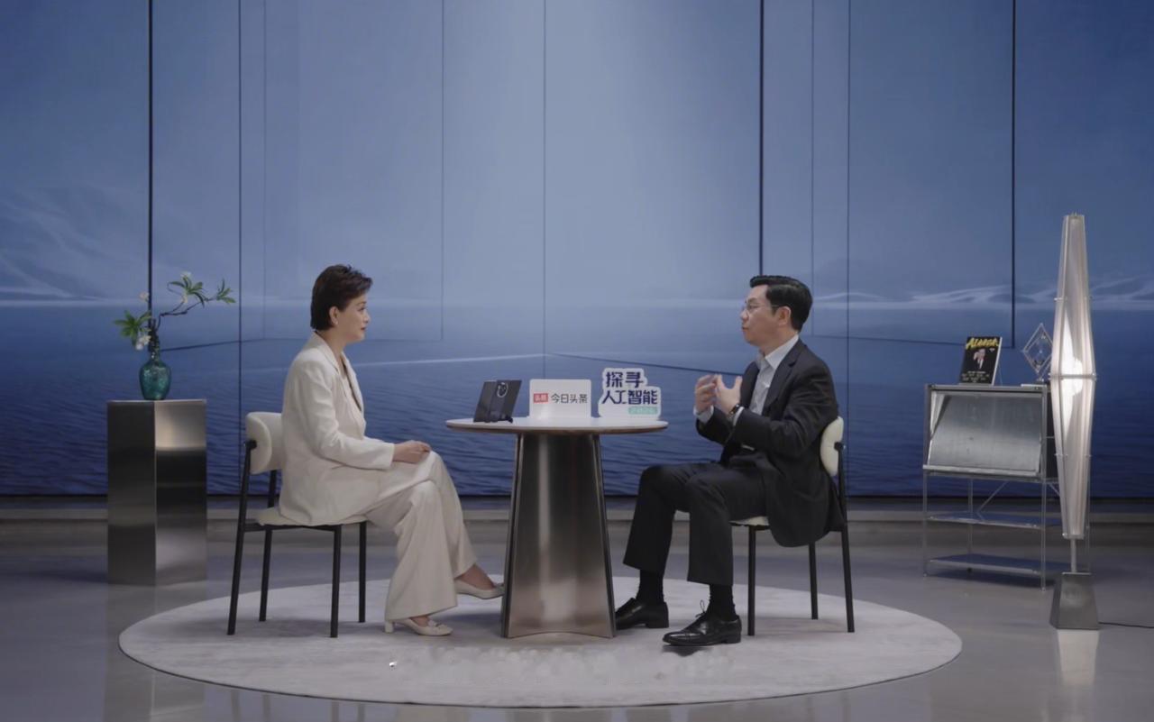 当下多数企业的AI应用，不过是徒有其表的形式主义，这场行业虚火在2026年的人工智能访谈节目中，被李开复一语戳破真相。杨澜主持的《探寻人工智能2026》访谈，精准揭开了商界普遍存在的“表演式AI”乱象，句句直击行业痛点，引人深思。

如今人工智能浪潮席卷各行各业。市场默认企业不布局人工智能赛道，就会