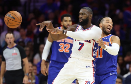 NBA 季前赛，76人主场 120-97 战胜卫冕冠军尼克斯，表面看着是“残阵暴打卫冕冠军”，但其实水分不小，别被比分骗了。

虽然尼克斯这边布伦森、唐斯、阿努诺比、布里奇斯全上了，但明显在划水找感觉：核心出场时间都压在 15-19 分钟，唐斯 5分5板、布里奇斯 3分，外线半场 22 中 5，全场