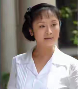 当年秦海璐被网友骂是第三者，插足王新军的婚姻。全网都等着这三个人互相撕，出来把事情说清楚。可最后站出来讲清真相的，反而是大家都以为受了很大委屈的前妻唐静。谁都想不到，十几年过去，日子过得最自在、事业做得最好的，恰恰是当初所有人都觉得吃亏的她。

唐静那年站出来说话，语气平静得让等着看戏的人失望透顶。
