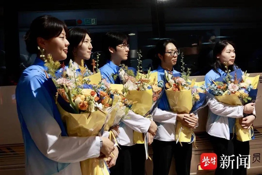 中国女排亚运第十冠后连夜回国，5个江苏姑娘凌晨抵达南京：24岁吴梦洁膝盖术后不到四个月砍55分，29岁龚翔宇十年老将首战坐板凳
大巴驶进江苏省体育局训练中心大门时，时钟已经划过零点。刚在名古屋拿下亚运女排冠军的5名江苏运动员，从日本起飞经上海入境，直接登上返回南京的大巴。没有红毯，没有鲜花，只有凌晨