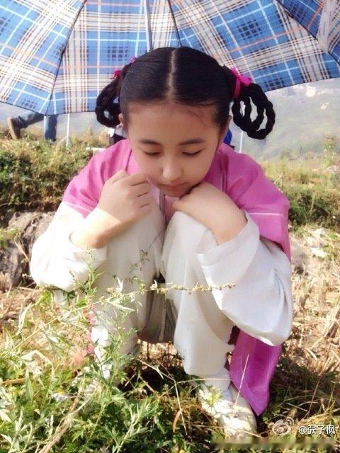 #张子枫[超话]##今日有枫# 

【2013.10.14】
那年今日
：[嘻嘻]镜头下的小木屋，格外的美吧！ 
​