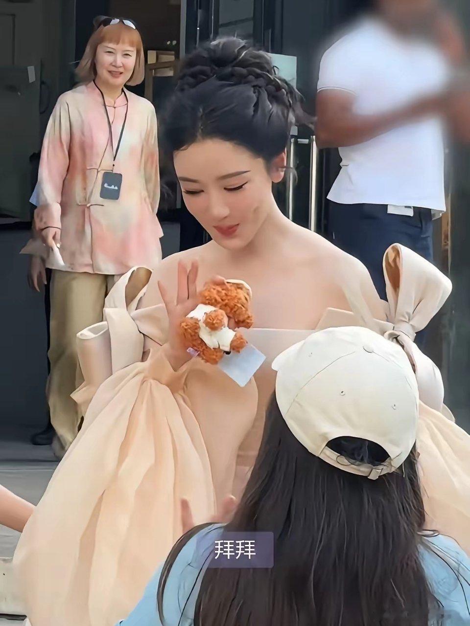 杨紫分享出国工作6天，在机场激动不已迫切想回国，感慨以为赶不上飞机，只离开了6天内心却有种归国游子的心情。
宝曼兰朵晚宴上妆造齐全优雅大气的杨紫，与机场素颜激动万分的杨紫形成了强烈对比。

不得不说晚宴上的杨紫很美，但我更喜欢机场素颜的杨紫这段，活人感满满，很有趣也很真实。 ​