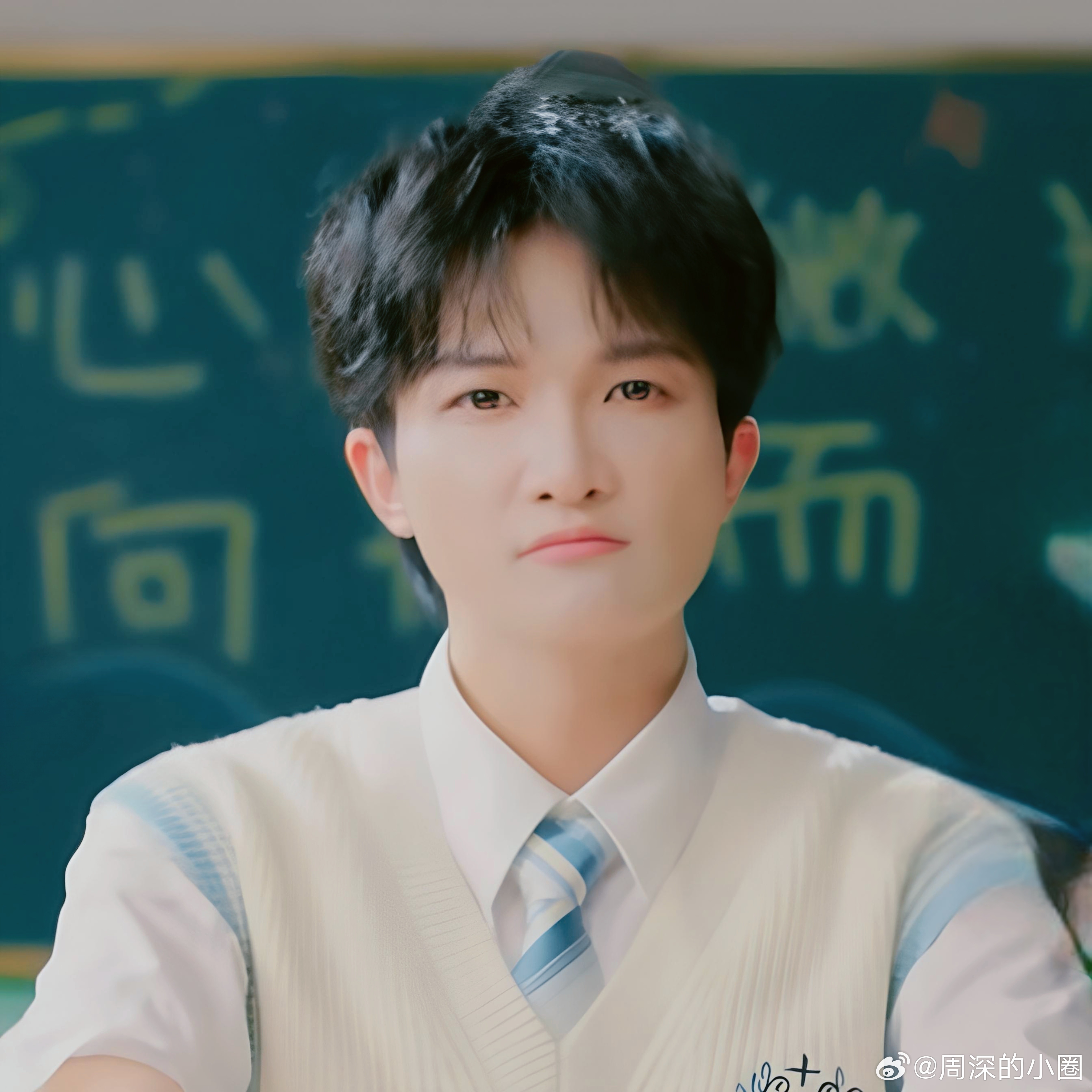 #周深[超话]# ✨️#周深说一起淋过雨会记一辈子# ✨️#周深2026深深的巡回演唱会# 

【小圈跟米子们说早上好呀[锦鲤附体][锦鲤附体]】

  翻开旧日记本，
  飘出一片压扁的四叶草，
  它替我记住了，
  那个夏天的风，
  和风中少年的白衬衫。

早上好呀深深
早上好呀米子们

未经授权? ​