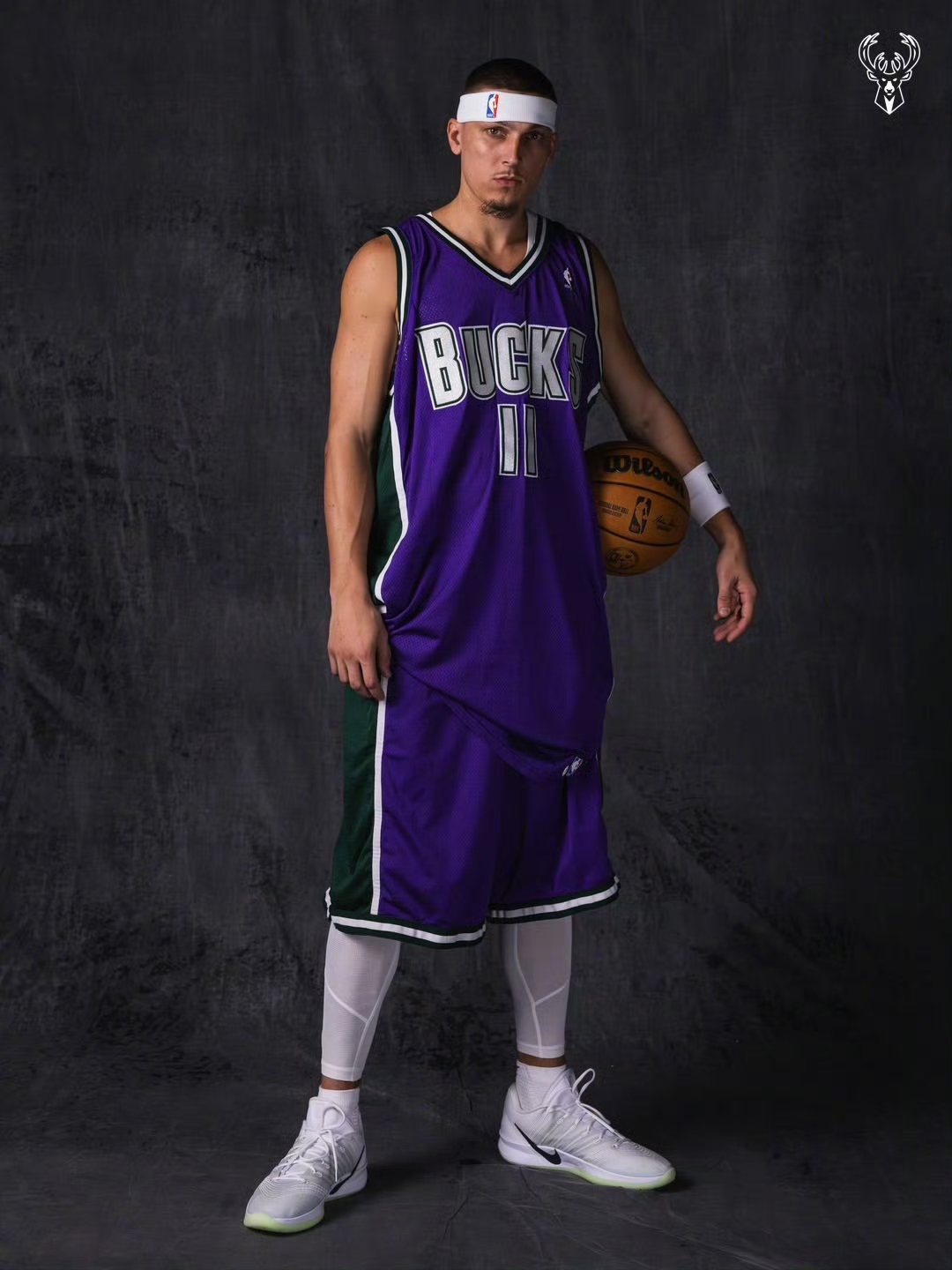 雄鹿新援泰勒-希罗选择了当年TJ-福特穿过的雄鹿11号球衣，并复刻了后者2003年新秀赛季的定妆照造型。TJ-福特本人目前在雄鹿队担任助理教练，现年43岁的他同样拍摄了一张同款照片以示致敬。
雄鹿队官方晒出了这组照片，并宣布球队将在新赛季穿着2003-04赛季的复古球衣。