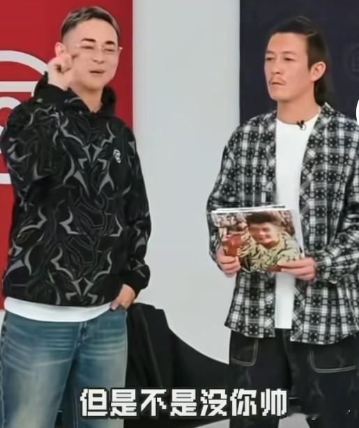 直播有人说陈冠希不帅，李晨:他只是没有以前帅但不是没你帅！陈冠希:帅是一种态度不是外表，我觉得我一直很帅，就是因为我的心态，不只是衣服，是整个力量，

李晨:哪怕50岁，70岁的时候，还是那么帅！

陈冠希:一定的！你看你还是那么帅！ 

别的不说，作为曾经的顶帅心态真好，

帅不