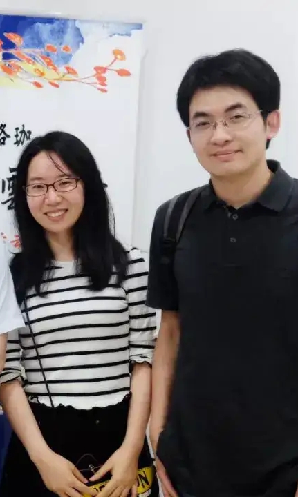 校方回应
学术妲己－－曾梦琪的七宗罪🔥

1、1991年出生，网传长相清秀、气质出众，高颜值，用美色不用实力。
2、从2016年，曾梦琪正在读博，主动接近已婚导师付磊，近十年维持师生不正当关系。
二人长期使用柯南、灰原哀情侣微信头像；
她私自篡改学校官方新闻稿，插入两人合照