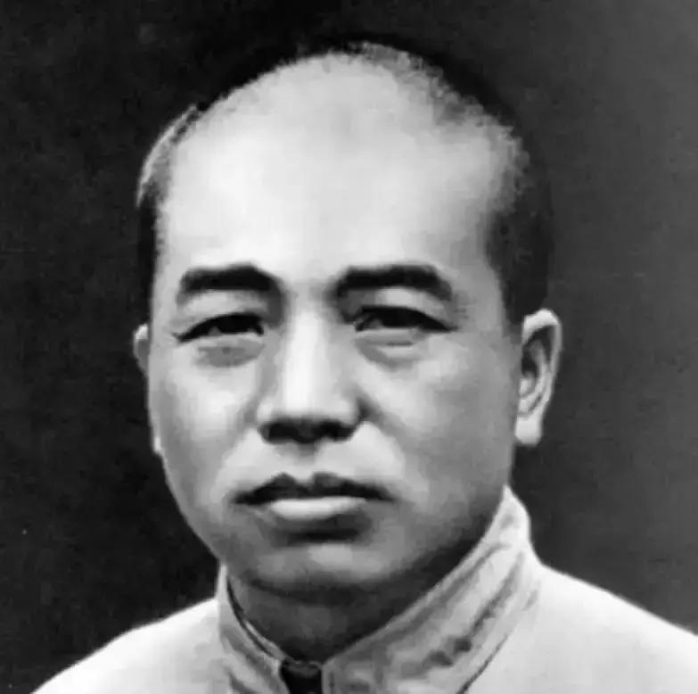 1974年，彭德怀去世时，临终想见朱德，他一次一次地向看守请求，可谁也不告诉朱德。后来朱德知道后大声痛哭：“你们为啥子不让我去看彭老总！”
 
朱德知道彭德怀临终反复请求见他，是在彭德怀去世后的第五天。
 
那天下午，一个刚从解放军总医院调回警卫处的战士来送文件。他站在门口没走，手在裤缝上蹭了两下，