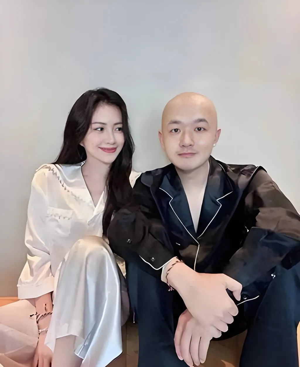 为什么越是毫无保留付出的女人，越容易在婚姻里受尽委屈？
看看典型两大恋爱脑：包文婧和蒋丽莎就懂了。
包文婧对包贝尔那是爱到骨头缝去了。
上大学时对包贝尔一见钟情，倒追男方。屡败屡战，包贝尔都明确拒绝了，可包文婧愣是拿烟头烫伤自己，硬生生伤害自己来求得包贝尔同意和她交往，至今烟头烫爱的印记还在！
两人