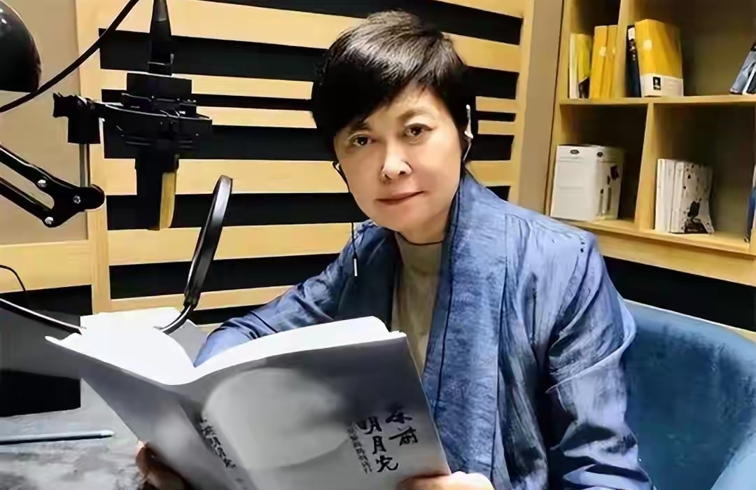 敬一丹走后，全网去翻她丈夫，翻完却没人再提“豪门”

9月13日凌晨5点，敬一丹走了，71岁。讣告是女儿王尔晴写的：今年6月在哈尔滨突发急性脑出血，转回北京治了近三个月，“从夏至到白露”，终究没留住。

人刚走，网友把她的丈夫王梓木翻了个底朝天。可越翻越不对劲——和很多人想象的不一样。

第一，身家