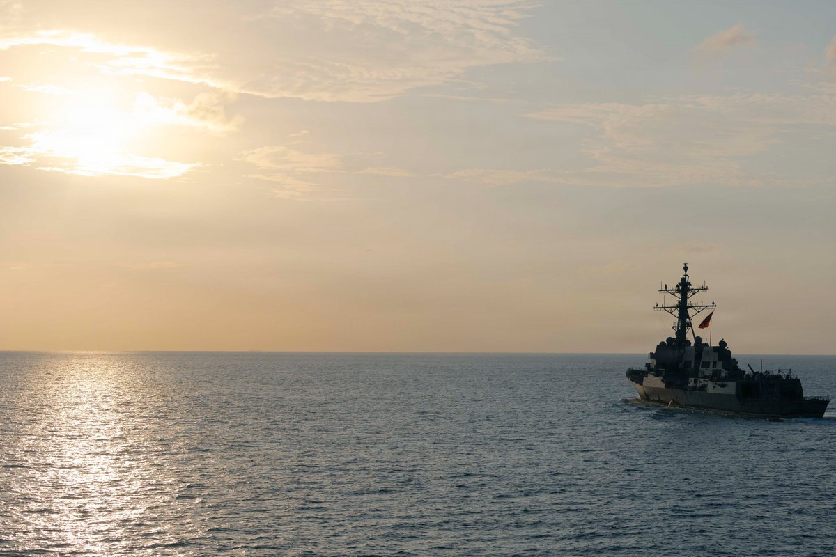 美国海军"拉斐尔·佩拉尔塔"号导弹驱逐舰（DDG 115）在地区水域航行，支持对伊朗港口实施的海上封锁。截至10月17日，美国中央司令部（CENTCOM)）部队已指令138艘商船改道，以确保其严格遵守封锁规定。 ​