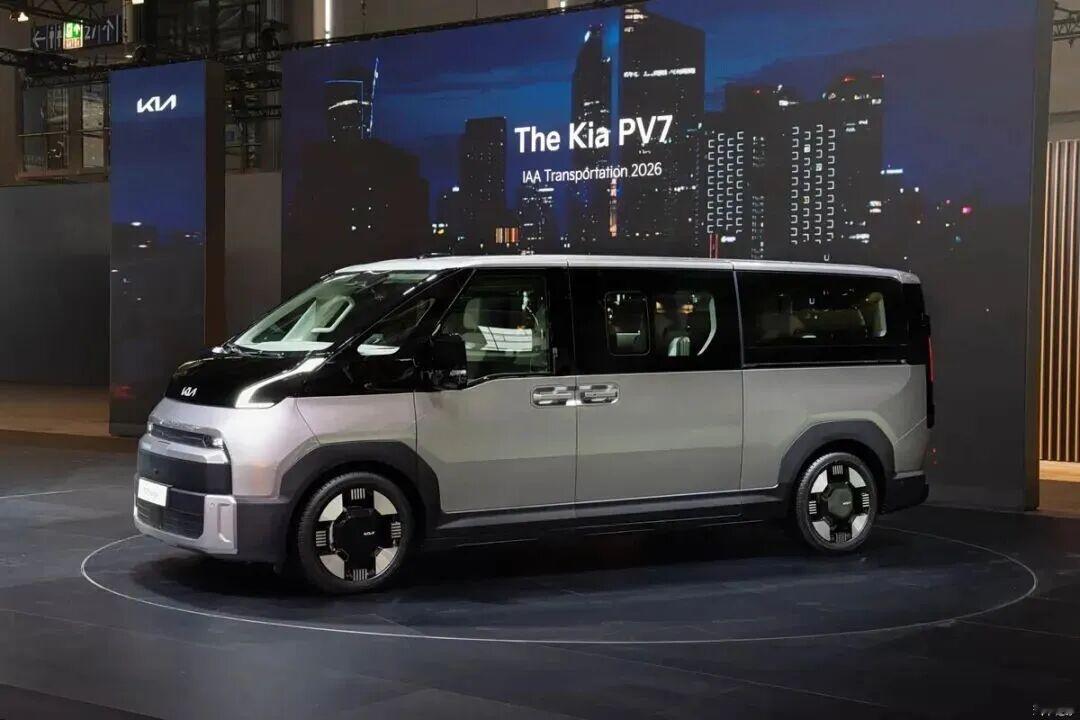 起亚在汉诺威车展上展出了一台纯电厢式车PV7，直接把物流运输和客运载人的需求一并承接了下来。
它比已经上市的PV5长出655mm。货运版可以装下3个欧标托盘，载重可达1.2吨；乘用版最多设9座，把座椅拆掉就能运送大件货物。更出彩的是，后续还会推出23种车身版本，底盘驾驶室、房车改装的需求全部覆盖到位