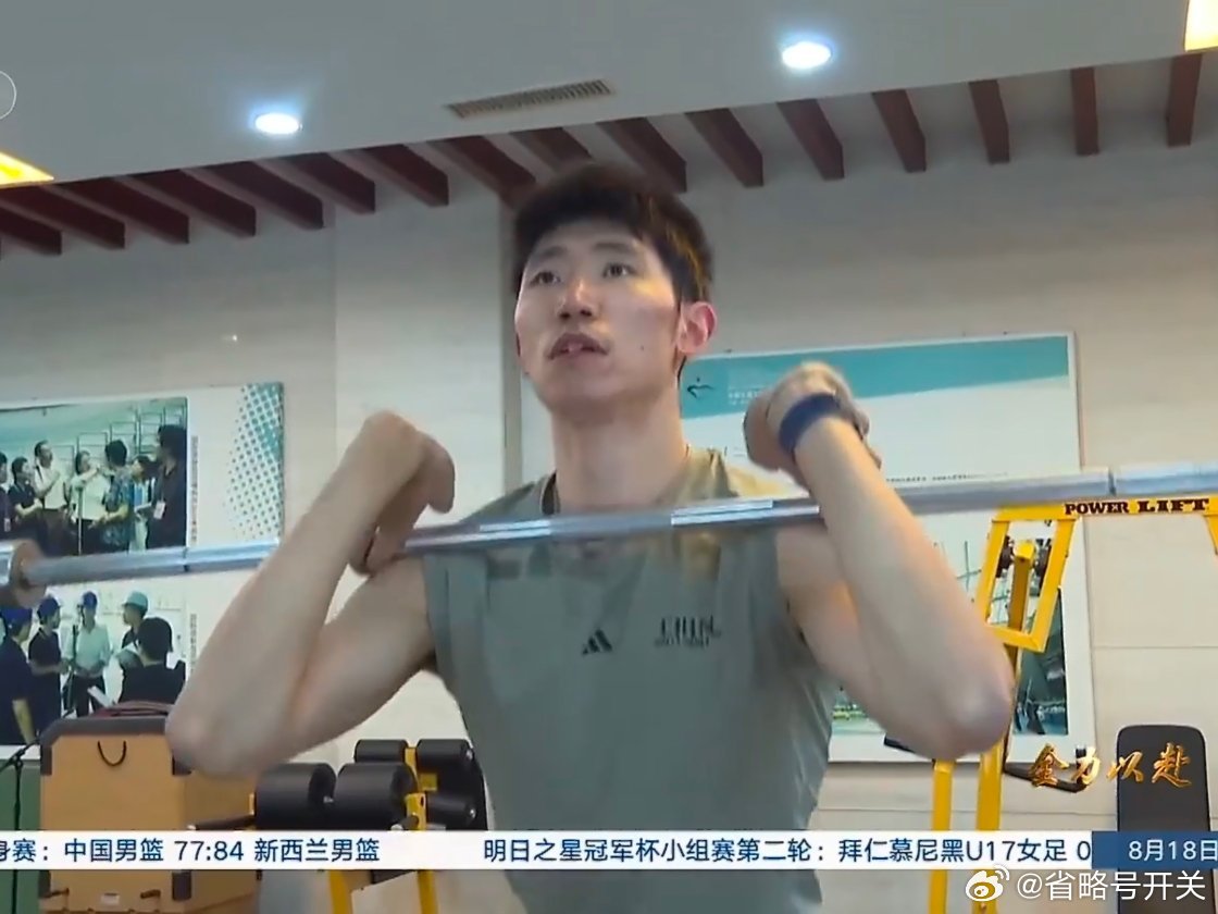 所有人品味此男高翻出肘 ​
