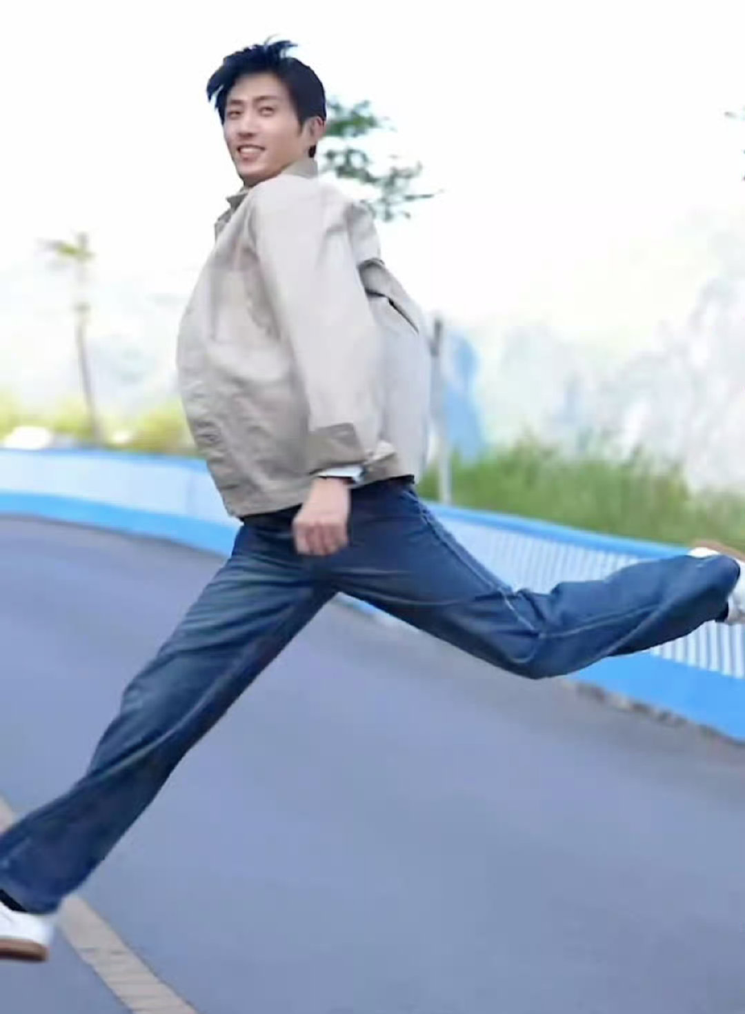 #央视镜头下的王凯沐# [666]#沐后放送# 

这一组图也不知道带什么title好了

只能说孩子内侧韧带蛮不错的
​