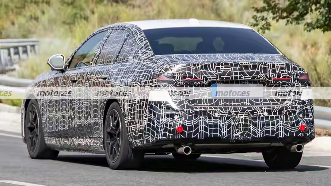 BMWblog透露了中期改款宝马5系以及i5的潜在改动项目⬇️

•外观
5系/i5全面引入宝马新世代Neue Klasse设计语言；车身侧面轮廓、钣金线条基本保留现款成熟造型，仅更新轮辋与车漆配色

•内饰
换装最新iDrive X系统，加入Panoramic Vision全景视域抬头显示，可替代传统仪表、支持多区域自定义界面，同 ​