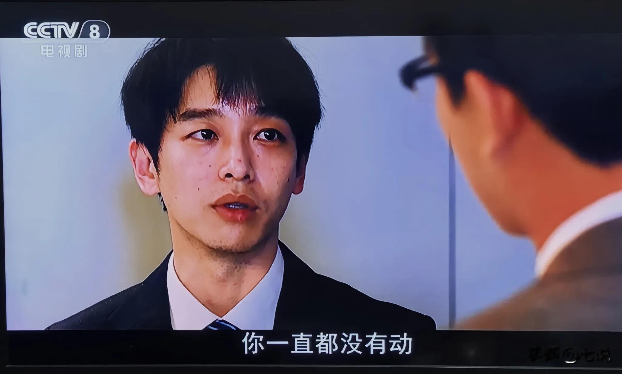 《交锋》大结局，欧豪、彭昱畅飙戏！
终于收网了，林看山、何春晓摊排了，林看山认为自首已经晚了，而春晓则说，想回头任何时侯都不晚，你是我邻居。
林看山、金丽娜告别，林劝金动手术，长了不好的东西，割了就行了，如果不想割，吃点好的，买点好穿的，一句走了，满眼深情。
二十年了，还是这么抠，这是吴金鹤对金看山
