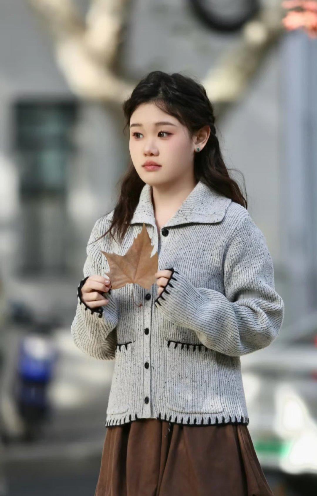 奥运冠军张家齐录制完《我家那闺女2026》后，立马搬离了节目中出镜的上海出租屋，表面因为房子隔音差怕吵邻居，但更深层的原因是节目曝光隐私，以及想逃离与母亲之间令人窒息的否定式关系。 一、搬家导火索：租