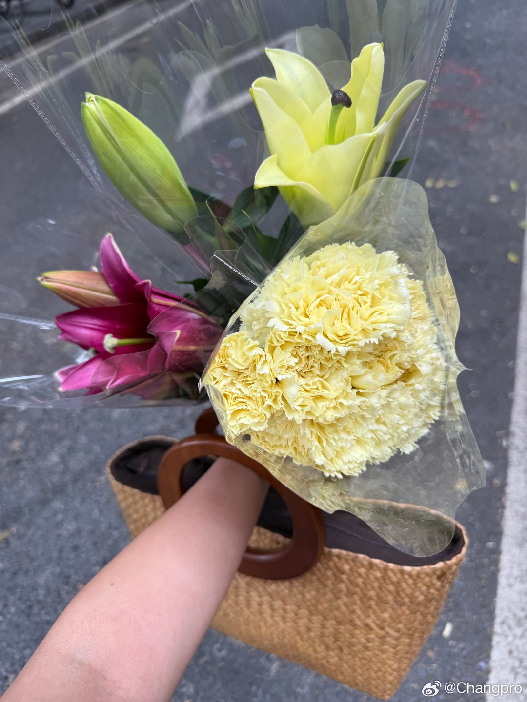 週末又去了廣州，在越秀區，去光孝寺的路上Buy a bouquet o...