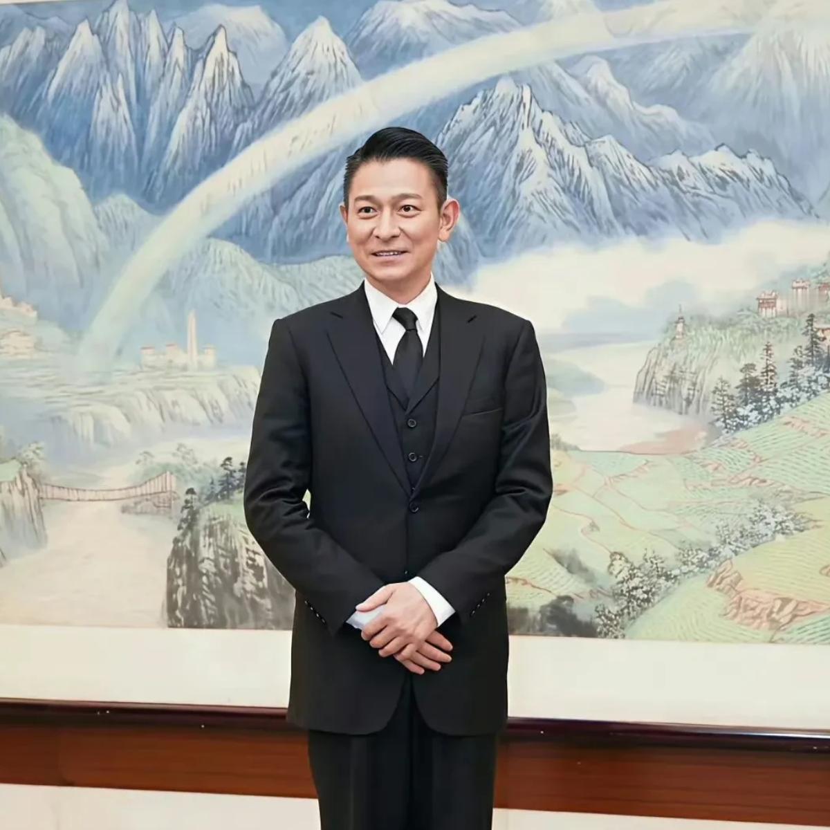 65岁的刘德华当选影协副主席，身穿正装，精神抖擞，这跟前几天蹲在片场角落和工作人员一起吃盒饭时判若两人


中国电影家协会没有行政级别，刘德华作为兼职副主席，不占协会编制，没有公务员身份，也不享受任何行政待遇，说白了就是开会得自己带保温杯、出门得自己打车的“荣誉岗”。


但别觉得这头衔没分量，能坐