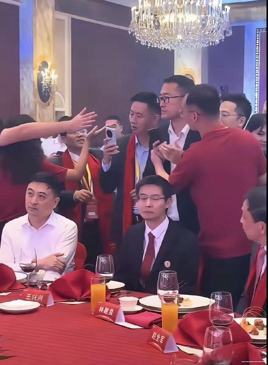 宇树科技的快速上市并不是王兴兴想要的，是被资本裹挟后的无奈之举，曾自身经历过也耳闻过一级市场投资事件，深知其中的黑暗，上市那一刻他是真笑不出来，下扶梯记者采访他，他第一句是不好意思，不接受采访。反观其他几位董事长上市，那是发自肺腑的笑。 ​