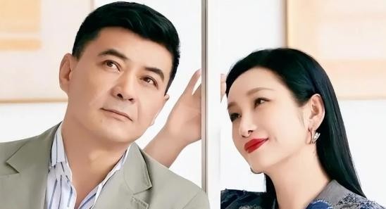片场里，秦海璐一个眼神就能把气氛压到冰点，连林永健都坦言不敢跟她对戏。可收工回家，她第一件事是软声喊“老公”，拖鞋不用找，棉被不急着叠，王新军把熬好的小米粥端到床前。
这段关系经得起时间核对。2014年两人低调领证，面对当年的传闻，王新军和前妻曾联合发声澄清。真正的转折在2012年，他父亲病重那四十