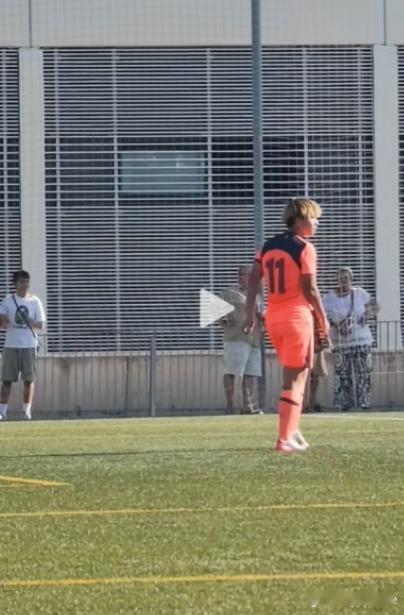 巴萨U15对阵萨瓦德尔U16，14岁中国小将李昊炎首秀破门，他上半场便完成梅开二度，表现出色。

李昊炎在社媒晒出自己的进球视频，记录自己的首秀。首个进球，李昊炎扛开对手后连过两人推射破门；第二个进球，李昊炎接队友传球单刀面对门将冷静捅射破门，首秀便取得两粒进球。

今年6月3日，李昊炎正式签 ​