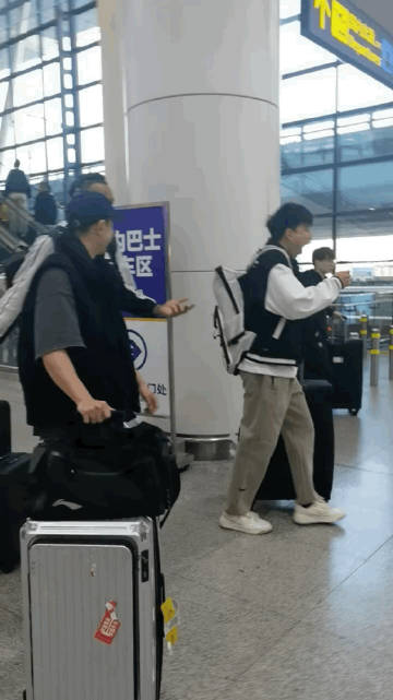 辽宁男篮结束三连客返回沈阳，莫兰德和赵继伟聊一路，现在大莫比较粘继伟<...