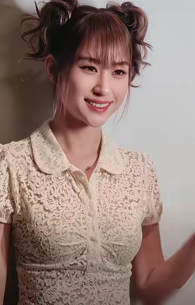 窦骁娶了赌王千金，结果老婆跑去时装周扎双丸子头，跟欧阳娜娜挤第一排。白色蕾丝Polo配短裙，走的还是女团路线。34岁的人，脸上一点疲态没有，旁边SOMI才20出头，愣是没压住她。
底下评论吵翻了，一边说有钱有闲当然显小，一边说嫁给窦骁三年肚子没动静，是不是还不想要。
可你再细看那身行头，蕾丝是拼