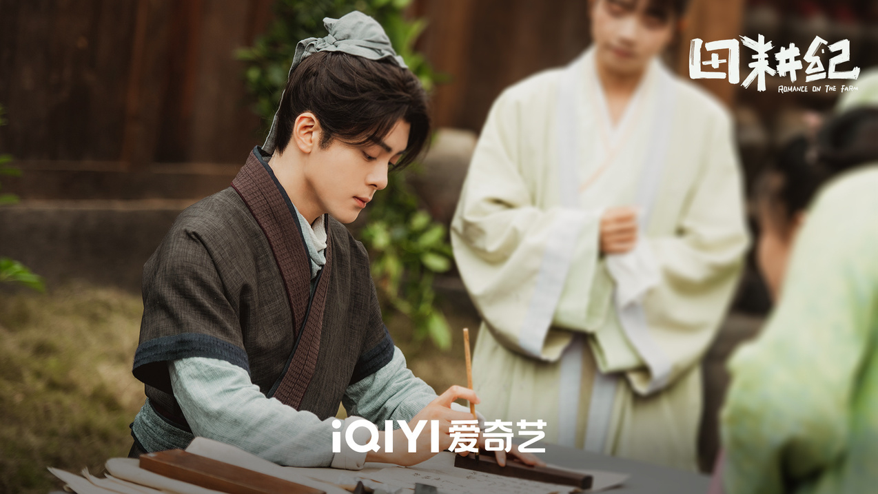 #田耕纪[超话]##田耕纪开播三周年# “人这一辈子啊，总会有一些想不明白和过不去的坎儿，但是呢，地里只要长了谷子，这日子就得照样继续过下去。”
据猫眼专业版数据，领衔主演剧集《田耕纪》今日开播3周年。该剧于2023年10月14日首播，截至目前累计有效播放超10.46亿，最高热度 ​