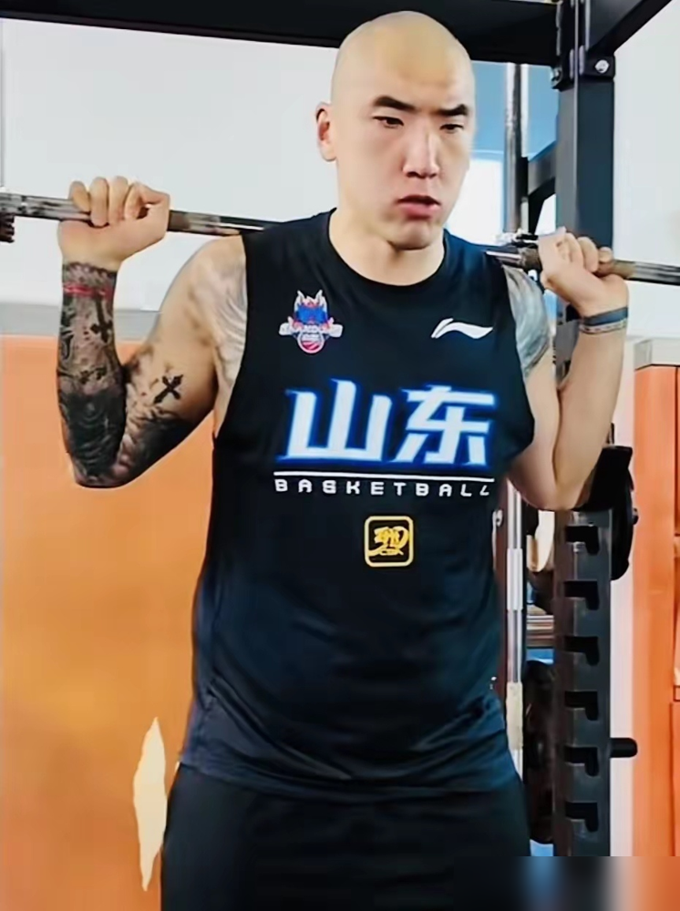 砸了3000多万，山东男篮为了抢一个后卫，连先解约后认领的极限操作都逼出来了。
8月31日CBA注册截止，山东这波压哨大换血直接看呆同行。最狠的，就是给王岚嵚砸出4年顶薪。
这笔交易费尽心机。王岚嵚先跟同曦、辽宁解约恢复自由身，山东再火速认领。为了他，山东掏了300万给辽宁买断，给同曦巨额补偿，