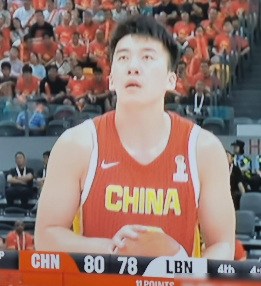 中国男篮新星连续两次送出致命失误！
对阵黎巴嫩的世亚预，上半场末放给对手压哨超远三分，终场前横传失误被追平，郭士强当场骂得不留情面。
这个犯错的王俊杰是05年出生，是目前国内最被看好的未来锋线核心。
前不久打塞尔维亚劲旅刚砍下18分14篮板，是阿联之后稀缺的能里能外型四号位。
想要扛住国家队