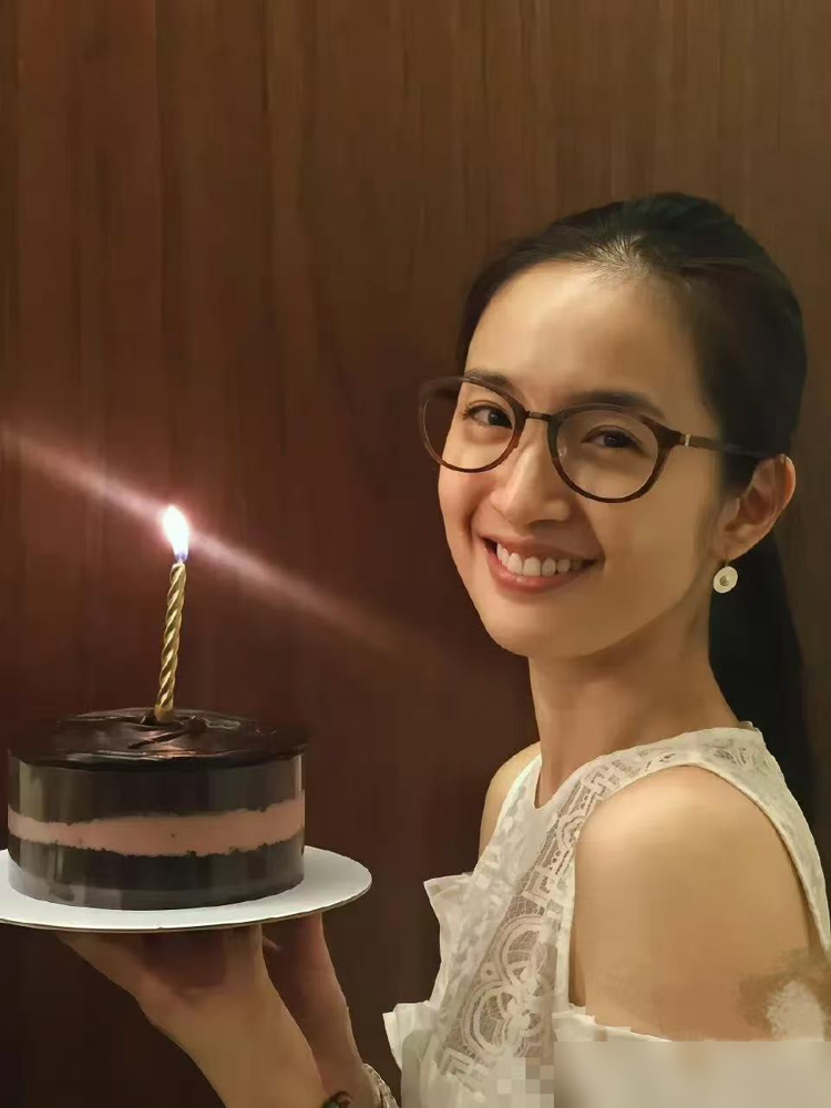 恐高，还不会游泳，她为了团队经费硬跳了4次水，最后站上7米台。
《花少》里林依晨这段，看得人手心冒汗。别人忙着抢镜，她低头拿小本记所有人忌口和身体状况；导游忙不过来，她主动揽下管钱的活，连便携厕所都提前备好。
换房风波，她一声不吭睡沙发。邓为、王星越发现后争着道歉，她只笑笑说没事。
红20年，