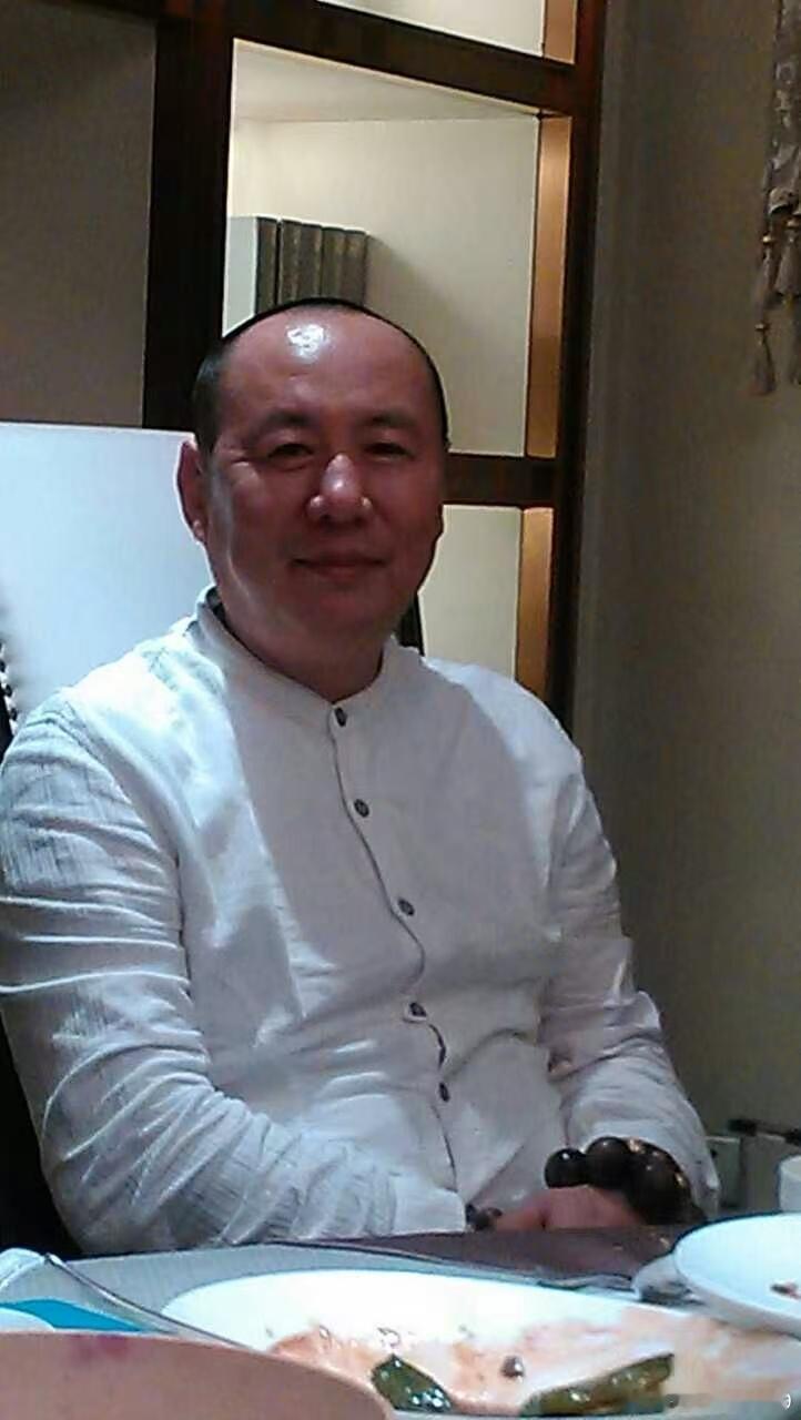 A1做的和本人区别很大，这个是事实，但是追求完美太烧钱了，每一秒钟都是钱。第1张是AI形成的。第2张第3张第4张是照片。慧心的是AI形成的。我们要表达的是内容，在内容上去追求真实，能让大家感悟到一些。其实现在人们经历的我们曾经都经历过，我们是从疾病中走出。超凡入圣中间必须经历过精神疾病。是 ​